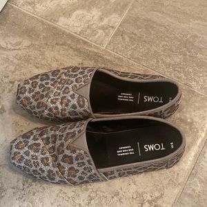 Toms cheetah print shoes